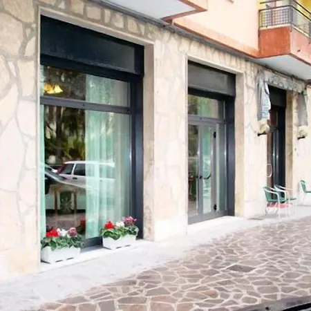 Mignon 50 Mt Dalla E Dall'isola Pedonale 2* Alassio