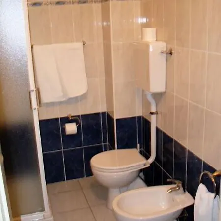 Mignon 50 Mt Dalla E Dall'isola Pedonale 2* Alassio