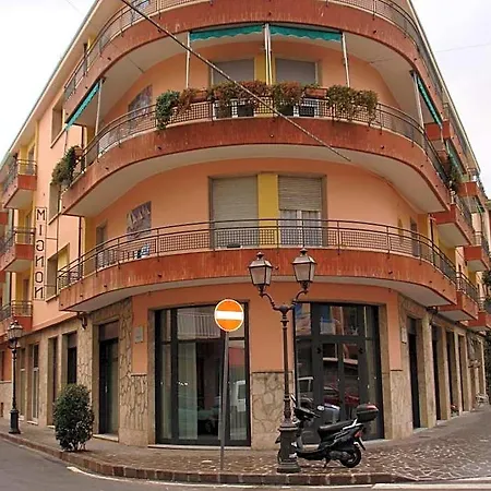 Mignon 50 Mt Dalla E Dall'isola Pedonale Otel Alassio