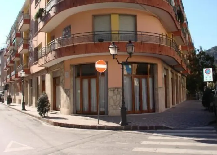 Mignon 50 Mt Dalla E Dall'isola Pedonale 2* Alassio